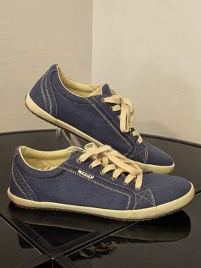Taos Footwear  Blue Wash Star Canvas Sneakers with Cream Accents Women's Size 11
